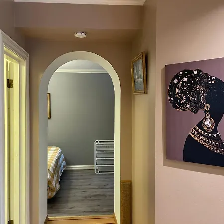 Lovely With Fireplace & Parking@city Center *