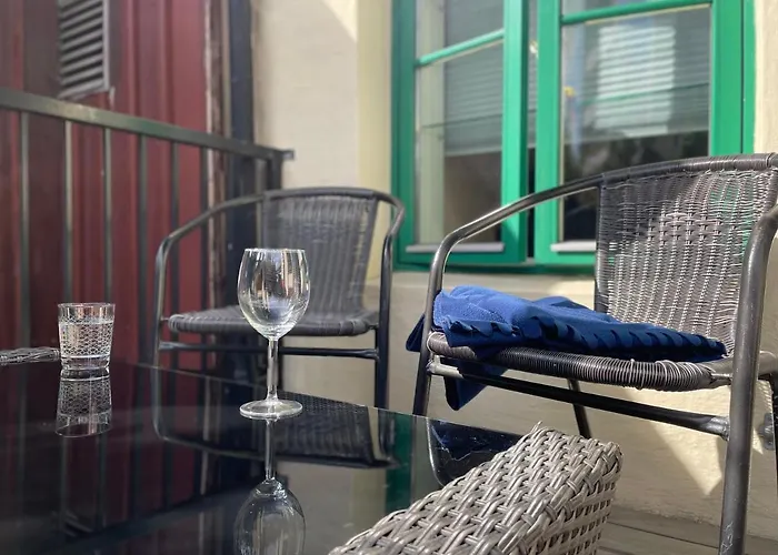 Lovely With Fireplace & Parking@city Center *