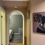 Lovely With Fireplace & Parking@city Center *